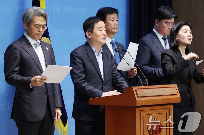 대선 당시 더불어민주당 이재명 대통령선거 예비후보 선거대책위원회 현안대응TF 단장인 강득구 의원이 서울 여의도 국회 소통관에서 이재명 경선 후보에 대한 허위 조작 유포자 고발 관련 기자회견을 하고 있다. 2025.4.22/뉴스1 ⓒ News1 이광호 기자