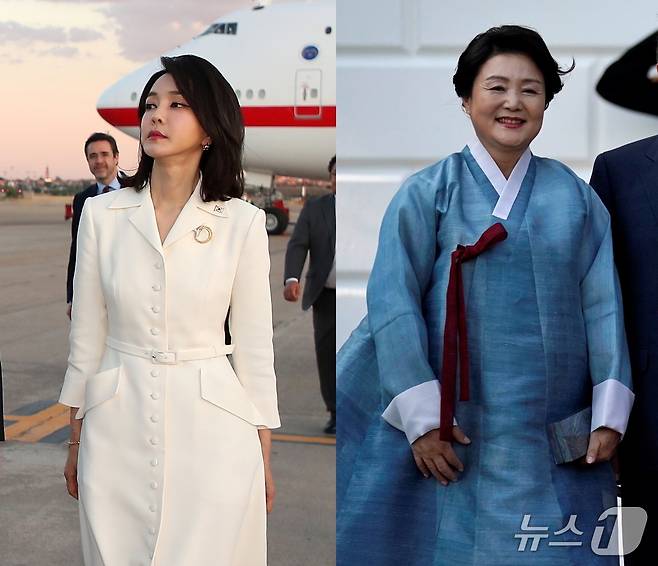 2022년 나토(NATO·북대서양조약기구) 정상회의 참석차 스페인 마드리드 국제공항에 도착한 김건희 여사와 2017년 도널드 트럼프 대통령 부부와의 만찬을 위해 백악관에 방문한 김정숙 여사. ⓒ News1