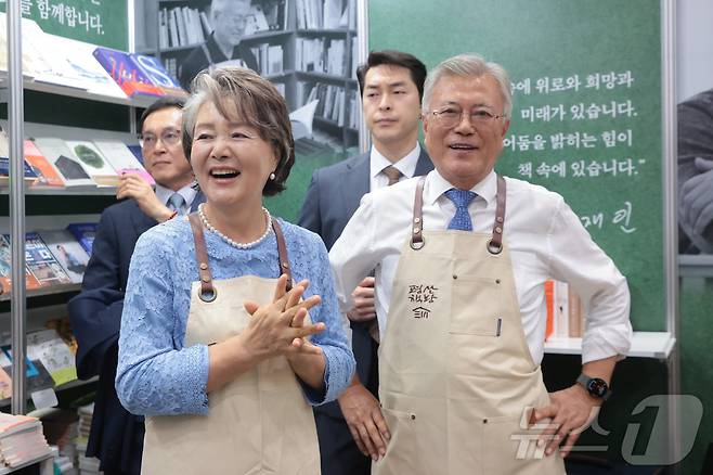 문재인 전 대통령과 김정숙 여사가 18일 오후 서울 강남구 삼성동 코엑스에서 열린 2025 서울국제도서전을 찾아 평산책방 부스에서 환하게 미소 짓고 있다. (공동취재) ⓒ News1 박정호 기자