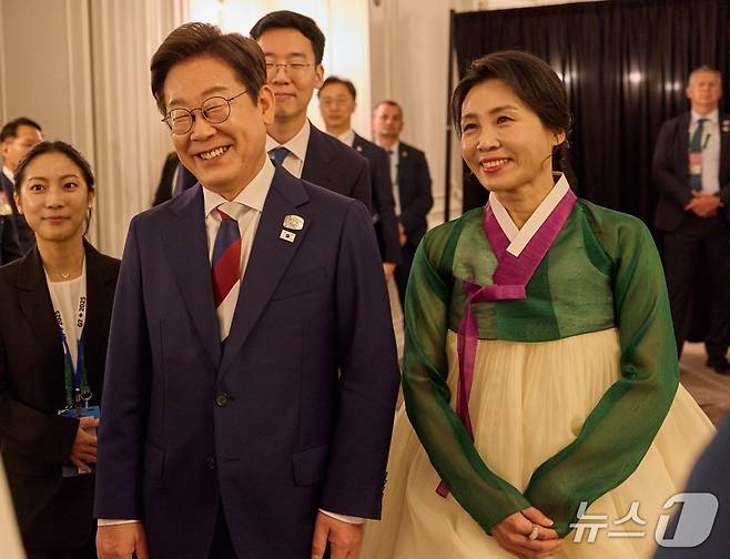 이재명 대통령과 부인 김혜경 여사가 16일(현지시간) 캘거리 한 호텔에서 열린 다니엘 스미스 앨버타주 수상 주재 G7 초청국 리셉션에 참석하고 있다. (대통령실 제공. 재판매 및 DB 금지) 2025.6.18/뉴스1 ⓒ News1 허경 기자