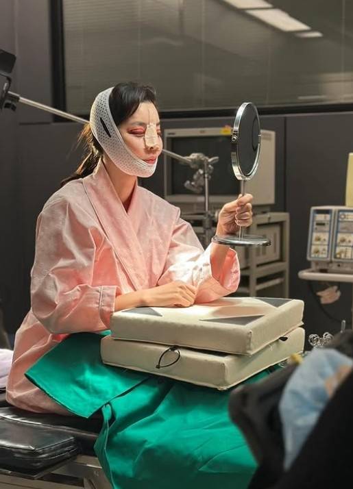 영화 신명에서 특수분장하는 김규리. 사진|김규리SNS