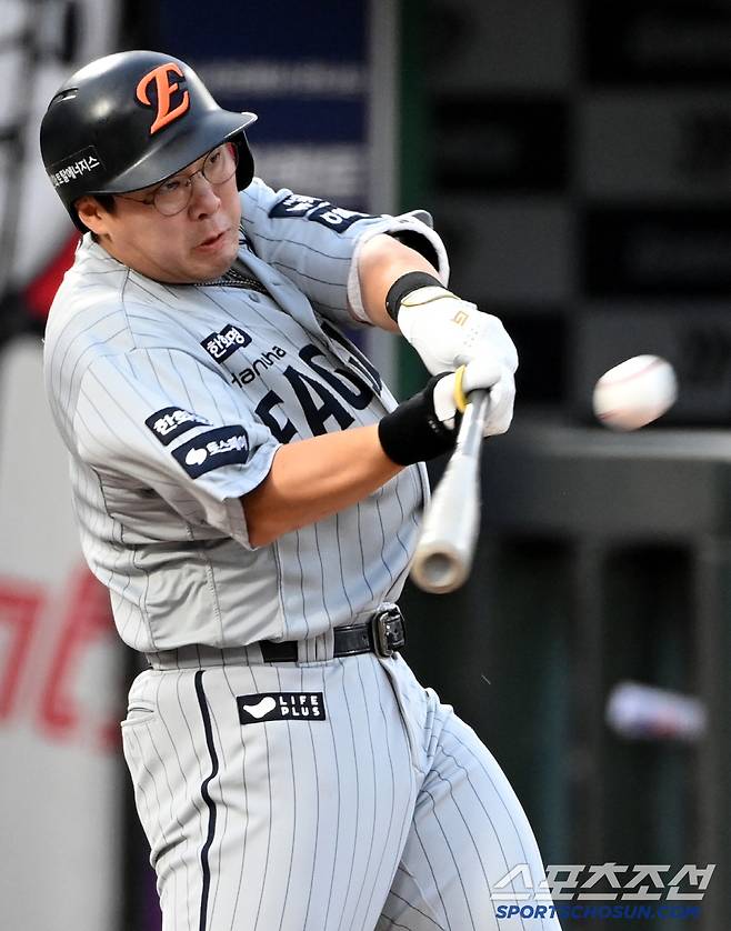 17일 부산 사직야구장에서 열린 한화와 롯데의 경기, 3회초 2사 1,3루 한화 안치홍이 선제 3점홈런을 치고 있다. 부산=허상욱 기자wook@sportschosun.com/2025.06.17/