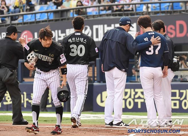 17일 잠실구장에서 열린 LG와 NC의 경기. 2회초 NC 박건우가 LG 에르난데스의 볼에 '헤드샷'을 당했다. 퇴장 당하는 에르난데스. 잠실=송정헌 기자songs@sportschosun.com/2025.06.17/