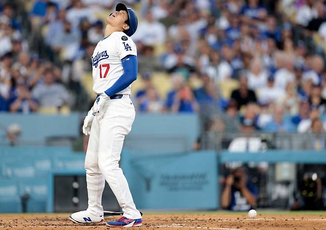 오타니 쇼헤이가 3회말 샌디에이고 선발 랜디 바스케스의 직구에 오른쪽 허벅지를 맞은 직후 고개를 뒤로 젖혀 고통스러워하고 있다. AFP연합뉴스