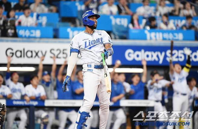 18일 대구 라이온즈파크에서 열린 두산-삼성전. 10회말 1사 1, 2루 디아즈가 끝내기 스리런포를 치는 순간 더그아웃에 있던 선수들이 만세를 부르고 있다. 대구=정재근 기자 cjg@sportschosun.com/2025.6.18/