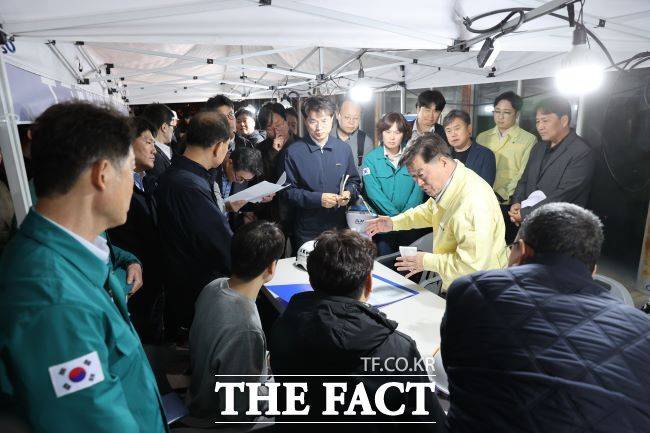 박승원 시장이 사고 발생일인 4월 11일 밤 공무원들과 사고 수습 대책을 논의하고 있다./광명시