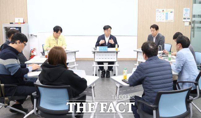 박승원 시장(가운데)이 피해 주민들과 보상 관련 대책 회의를 하고 있다./광명시