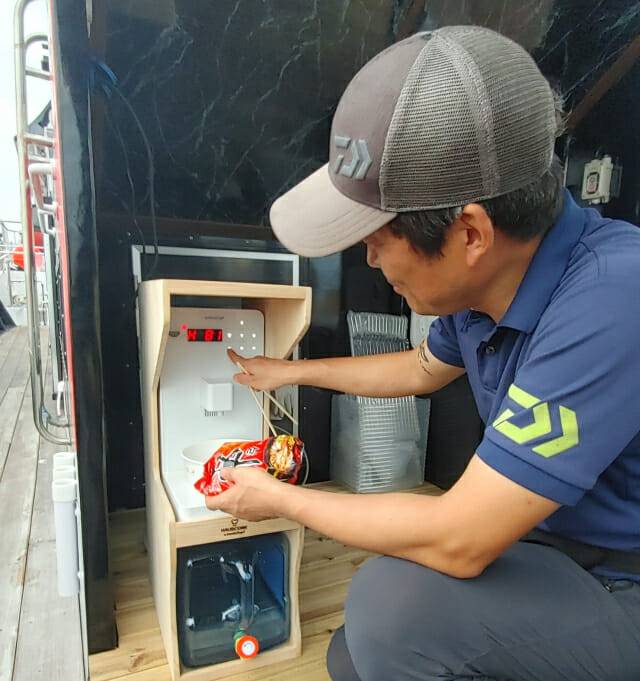 하우스쿡 고객이 레저 낚싯배에서 정수조리기를 이용하고 있다. (사진=하우스쿡)