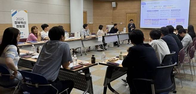 광주시는 18일 시청 세미나실에서 전국 7개 지자체를 대상으로 통합돌봄·AI당지기 등 주요 혁신 행정 노하우를 전수하는 '정부혁신 멘토링'을 개최했다. 광주시 제공