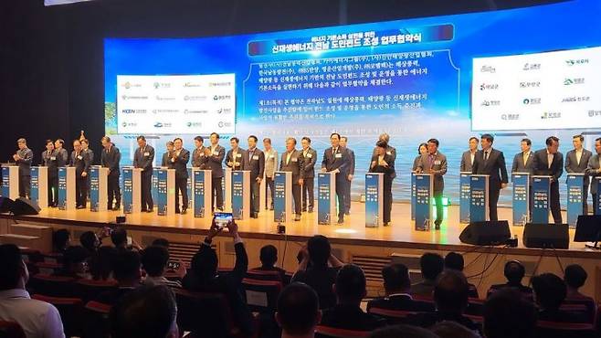 18일 전남 여수엑스포컨벤션에서 진행된 전라남도 해상풍력 산업 박람회에서 김영록 전남도지사를 비롯한 지역 시장 및 군수, 해상풍력 관련 업체 관계자들이 모여 업무협약을 체결하고 있다. 심진석 기자