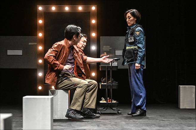 연극 ‘유령’의 ‘분장실 거울’은 이야기와 현실을 넘나들며 자신을 돌아보게 하는 연극적 장치다. /세종문화회관