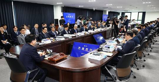 국정기획위원회 1차 전체회의. 연합뉴스.