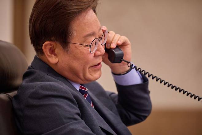 이재명 대통령이 12일 서울 용산 대통령실 청사 집무실에서 앤서니 앨버니지 호주 총리와 전화 통화를 하고 있다. ⓒ대통령실