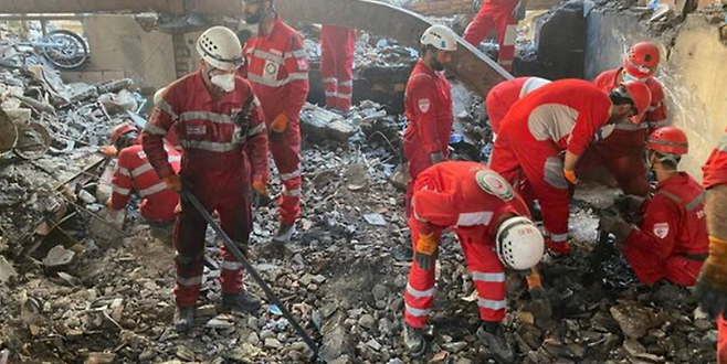 17일(현지시간) 이란 구조 당국이 이스라엘군의 폭격으로 무너진 현장에서 잔해를 수습하고 있다. ⓒ로이터/연합뉴스