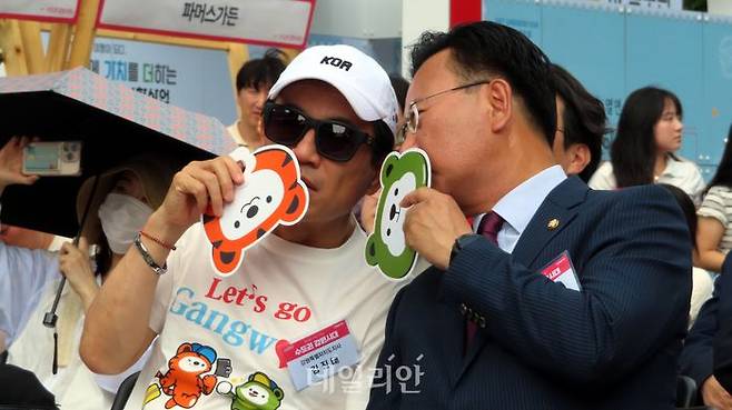 김진태 강원특별자치도지사와 유상범 국민의힘 의원이 17일 오후 서울 청계광장에서 열린 '수도권 강원시대' 선포식 도중 강원특별자치도를 상징하는 캐릭터 '강원이' '특별이' 부채로 입을 가린 채 긴밀히 대화를 나누고 있다. ⓒ데일리안 정도원 기자