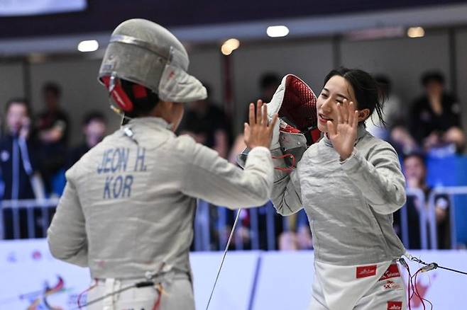 아시아선수권대회에서 동메달을 차지한 김정미.(사진 오른쪽) ⓒ 대한펜싱협회