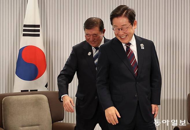 이재명 대통령이 17일(현지시간) 캐나다 앨버타주 카나나스키스 주요 7개국(G7) 정상회의장에서 열린 한일 정상회담에서 이시바 시게루 일본 총리와 자리를 바꾸며 밝게 웃고 있다. 카나나스키스=송은석 기자 silverstone@donga.com