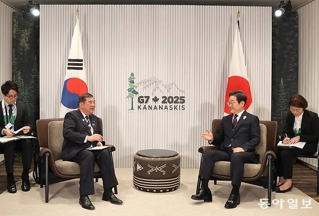 이재명 대통령이 17일(현지시간) 캐나다 앨버타주 카나나스키스 주요 7개국(G7) 정상회의장에서 이시바 시게루 일본 총리와 한일 정상회담을 갖고 있다. 카나나스키스=송은석 기자 silverstone@donga.com