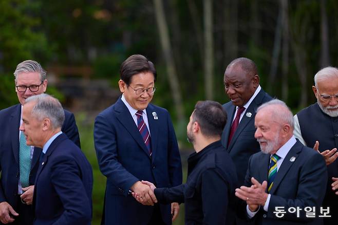 이재명 대통령이 17일(현지시간) 캐나다 앨버타주 카나나스키스 주요 7개국(G7) 정상회의장에서 기념 사진을 촬영한 뒤 볼로디미르 젤렌스키 우크라이나 대통령과 악수를 하고 있다. 카나나스키스=송은석 기자 silverstone@donga.com
