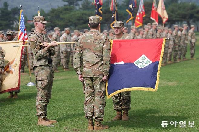 18일 ‘레이더 여단’ 장병이 부대기를 펼치고 있다. 동두천=박형기 기자 oneshot@donga.com
