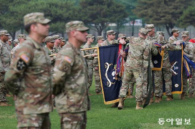18일 한반도를 떠나는 ‘고스트 여단’ 장병이 부대기를 봉인하고 있다. 동두천=박형기 기자 oneshot@donga.com