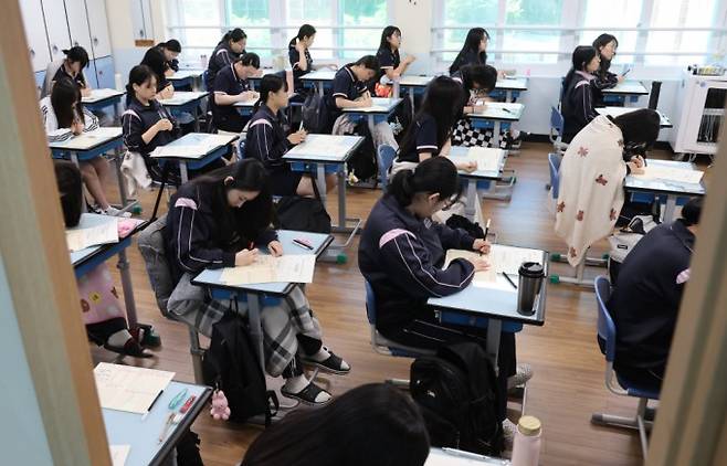 2026학년도 대학수학능력시험 6월 모의평가 시행일인 4일 오전 부산 사상구 주례여고 학생들이 시험을 준비하고 있다. 연합뉴스 제공