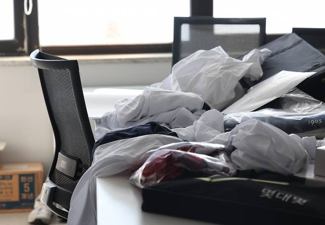 의정 갈등으로 의대생 없이 가운만 덩그러니 놓여 있는 한 의과대학 강의실의 모습. 연합뉴스 제공.