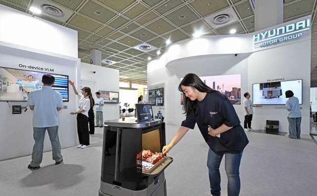 현대차그룹이 18일부터 20일까지 서울 강남구 코엑스에서 열리는 인공지능 엑스포 'MARS 2025'에 로보틱스랩과 기아 부스를 각각 마련해 다양한 첨단기술을 선보였다. 사진은 현대차그룹 로보틱스랩 달이 딜리버리. 현대차그룹 제공