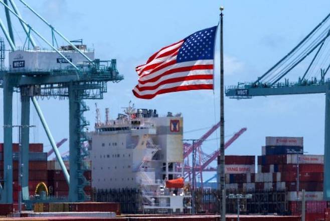 5월13일 미국 로스앤젤레스항에 정박한 선박 근처에서 성조기가 휘날리고 있다. 로스앤젤레스/로이터 연합뉴스