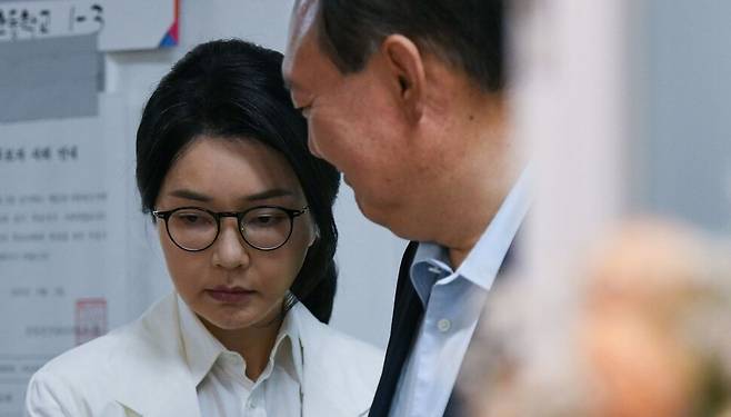 윤석열 전 대통령과 부인 김건희씨가 3일 서울 서초구 원명초등학교에 마련된 서초구 제3투표소에서 투표를 하기 위해 줄을 서 있다. 공동취재사진