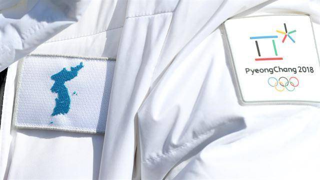 2018년 5일 강원 강릉 올림픽선수촌을 나서는 여자아이스하키 남북단일팀 외투에 울릉도·독도가 새겨진 한반도기가 붙어 있다. 강릉-연합뉴스