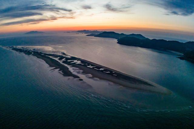 인천 옹진군 대이작도 풀등이 썰물이 시작되자 수면 위로 모습을 드러내고 있다.