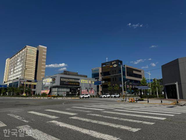 4일 오후 충북 음성군과 진천군 사이에 위치한 충북혁신도시 내 도로에 차가 몇 대 통행하고 있다. 갓길에 잠시 차량을 정차하고 사진을 촬영하는 동안 사람도 잘 볼 수 없었다. 음성=오지혜 기자