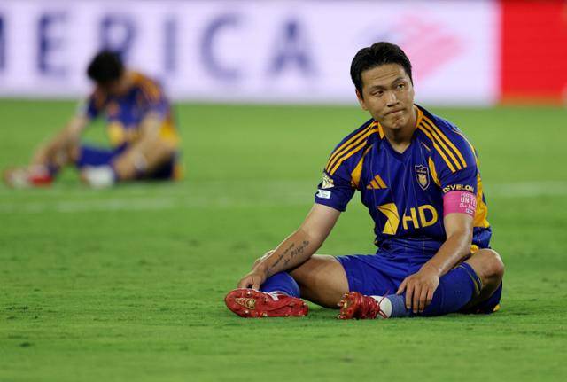 울산의 주장 김영권이 18일 미국 플로리다주 올랜도의 인터애코 스타디움에서 열린 2025 클럽월드컵 조별리그 F조 마멜로디 선다운스와의 경기에서 0-1로 패한 뒤 그라운드에 주저앉아 있다. 올랜도=로이터 연합뉴스