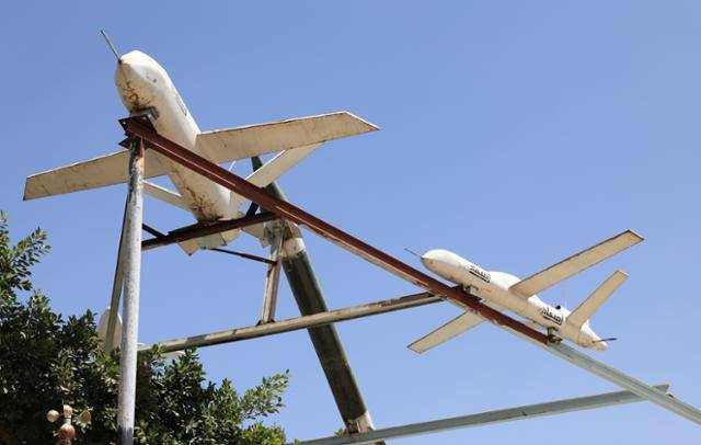 15일 예멘 수도 사나의 한 광장에 후티 반군이 만든 모의 미사일과 무인기(드론)이 전시돼 있다. 사나=EPA 연합뉴스