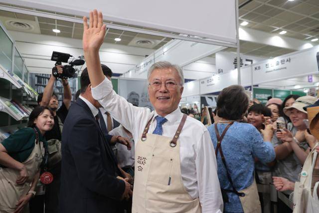 문재인 전 대통령이 18일 서울 강남구 삼성동 코엑스에서 열린 2025 서울국제도서전에서 평산책방을 찾은 독자들과 인사하고 있다. 연합뉴스