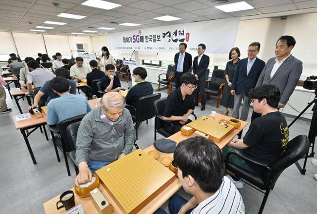 이성철(맨 오른쪽부터) 한국일보 사장과 곽상철 SG고려·SG신성건설 대표, 임설아 K바둑 전무, 양재호 한국기원 사무총장, 손용석 한국일보 상무 등이 18일 서울 성동구 한국기원에서 열린 '제48기 SG배 한국일보 명인전' 개막전 대국을 관전하고 있다. 홍인기 기자