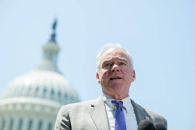 팀 케인(민주·버지니아) 미국 상원의원이 지난달 1일 워싱턴 국회의사당 앞에서 열린 기자회견에서 발언하고 있다. 워싱턴=UPI 연합뉴스