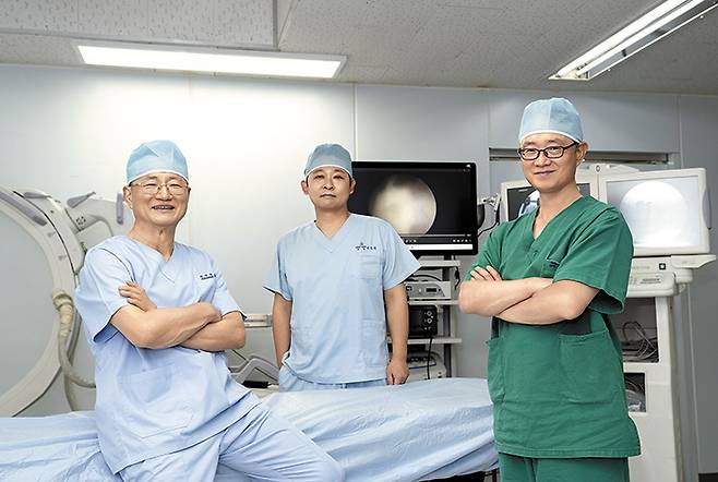 척추 질환 수술의 목적은 재발을 막고 일상으로 빠르게 복귀할 수 있도록 돕는 것이다. 사진은(왼쪽부터) 윤석환 대표원장, 이원철 원장, 김만석 원장. /김지아 헬스조선 객원기자