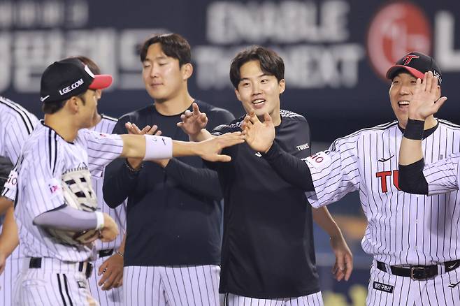 <yonhap photo-4613=""> 임찬규 7이닝 1실점 호투로 LG 승리 (서울=연합뉴스) 신현우 기자 = 27일 서울 잠실야구장에서 열린 프로야구 2025 신한 SOL 뱅크 KBO리그 한화 이글스와 LG 트윈스의 경기. LG가 2-1로 승리한 뒤 LG 선발 투수 임찬규 등 선수들이 기뻐하고 있다. 2025.5.27 nowwego@yna.co.kr/2025-05-27 21:11:57/ <저작권자 ⓒ 1980-2025 ㈜연합뉴스. 무단 전재 재배포 금지, AI 학습 및 활용 금지></yonhap>