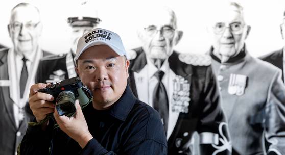 국내외 참전용사를 기록하는 현효제 작가를 지난 11일 한국전쟁 75주년 회고전이 열리는 에스제이쿤스트할레에서 만났다. 그가 찍은 사진뿐 아니라 그가 모은 한국전 관련 희귀 자료를 함께 보여주는 이 전시는 "자유는 공짜가 아니다"라는 일관된 메시지를 전달한다. 장진영 기자