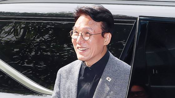 김민석 국무총리 후보자가 18일 서울 종로구 통의동 금융감독연수원에 마련된 청문회 준비단 사무실로 출근하고 있다. 연합뉴스