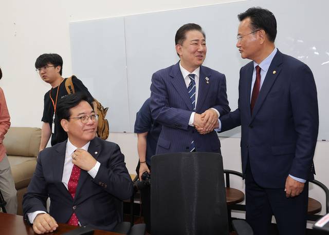 ▲ 더불어민주당 김병기 당대표 직무대행 겸 원내대표가 18일 추경안 관련 논의를 위해 국회 민주당 원내대표실을 찾은 국민의힘 송언석 원내대표와 유상범 의원을 맞이하고 있다. 연합뉴스