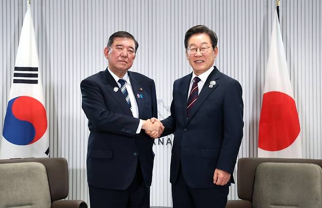 이재명 대통령과 이시바 시게루 일본 총리가 17일(현지시간) 주요 7개국(G7) 정상회의가 열리고 있는 캐나다 캐내내스키스에서 정상회담에 앞서 악수를 하고 있다. 대통령실사진기자단
