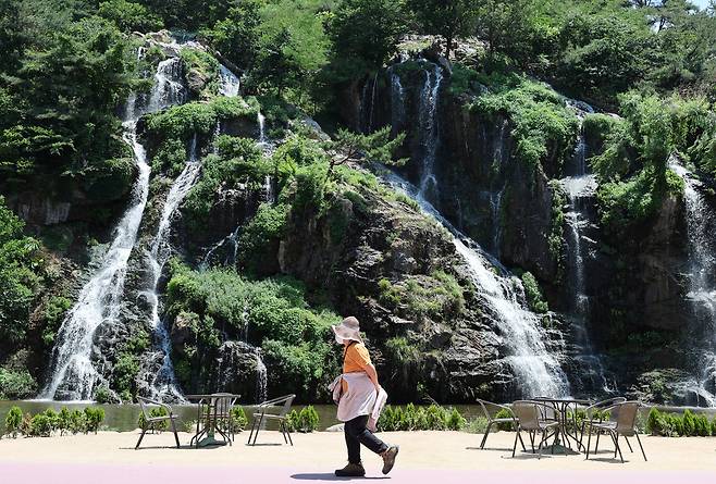 지난 12일 서울 서대문구 홍제천 인공폭포에서 시원한 물줄기가 흘러내리고 있다./연합뉴스