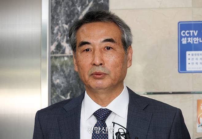 윤석열 전 대통령의 부인 김건희 여사 관련 의혹을 수사할 민중기 특별검사가 지난 17일 서울 서초구 사무실로 들어가고 있다. 권도현 기자