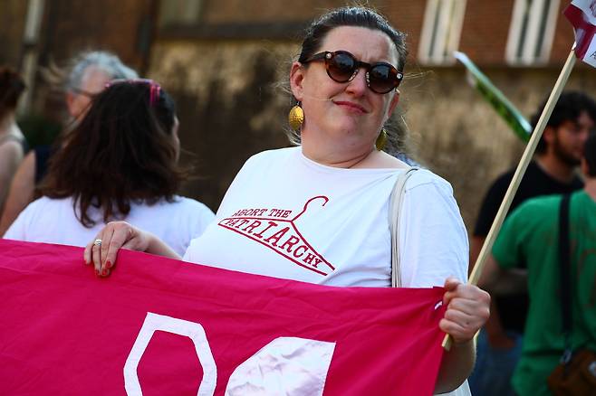 17일(현지시간) ‘임신 중지 권리(Abortion Rights)’ 단체 회원들이 영국 의회 인근에 모여 있다. 이날 하원의원들은 임신 중지 비범죄화에 대한 표결을 진행했다. 게티이미지
