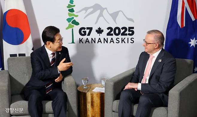 President Lee Jae-myung (left) speaks during a summit meeting with Australian Prime Minister Anthony Albanese at a hotel in Calgary, Alberta, Canada, on June 16 (local time). / Reporter Kim Chang-gil