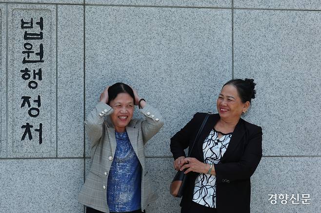 베트남전 당시 한국군에 의한 민간인 학살 피해자인 하미 마을 출신 응우옌티탄(왼쪽부터), 퐁니 마을 출신 응우옌티탄(동명이인)이 18일 서울 서초구 대법원 앞에서 열린 기자회견에 앞서 웃고 있다. 정효진 기자