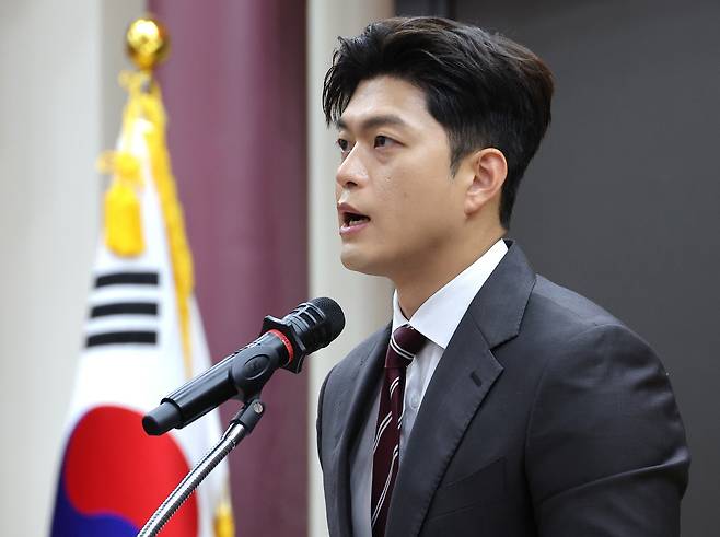 “당원 여론조사” 김용태 국민의힘 비상대책위원장이 18일 국회에서 열린 ‘군 공항 이전 사업’ 국정과제 채택을 위한 정책세미나에서 축사를 하고 있다. 연합뉴스